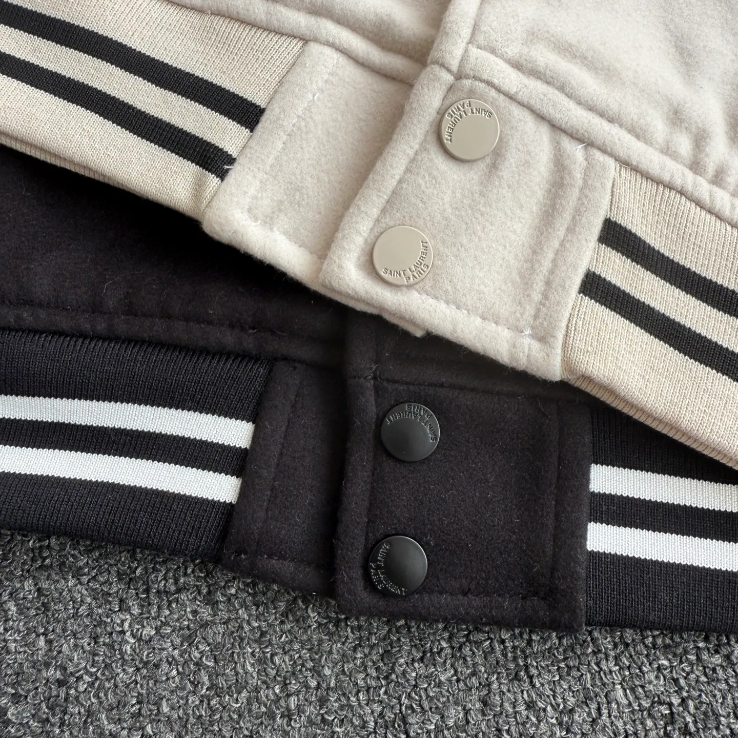 p260💰Model G64 Yves Saint Laurent 𝐒𝐚𝐢𝐧𝐭 𝐋𝐚𝐮𝐫𝐞𝐧𝐭 𝐏𝐚𝐫𝐢𝐬 SLP classic mixed wool woolen leather stitching jacket baseball jacket customized original accessories Wang Zha SLP✨ This classic jacket needs no introduction. Almost everyone at home and abroad owns one. The upper body is high-end and has a full street feel. The original camera is so sexy. Look at the details of the pictures. It’s so talented!  Color: black beige